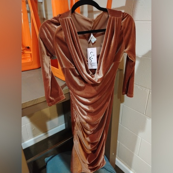 Deadly Dames Discontinued Film Noir Pinup Dress - Picture 3 of 3